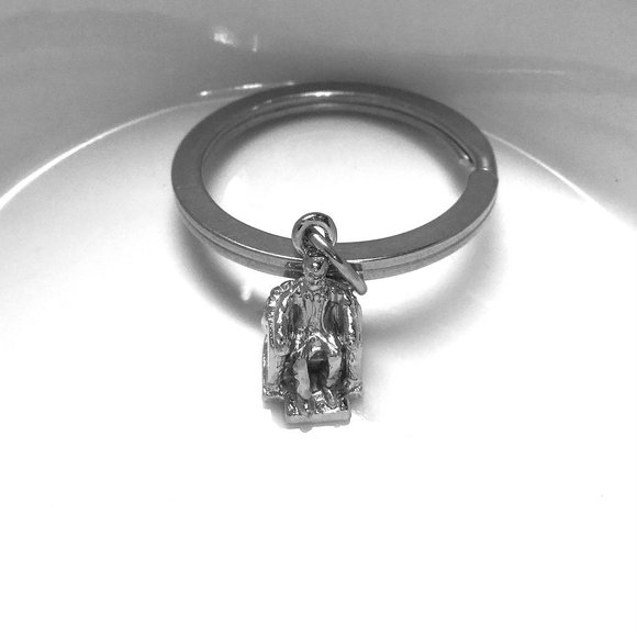 Abraham Lincoln sitting Statue Historic Figure Charm Gift Keyring Keychain - Picture 3 of 4